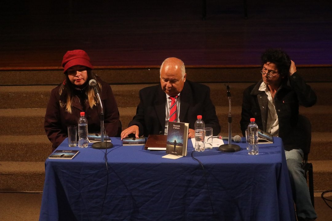 /gran-participacion-marco-el-lanzamiento-del-libro-de-poesia-abrazando-el