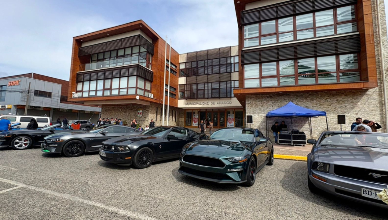 /expo-autos-mustang-2025-deslumbro-en-el-frontis-municipal-de-arauco