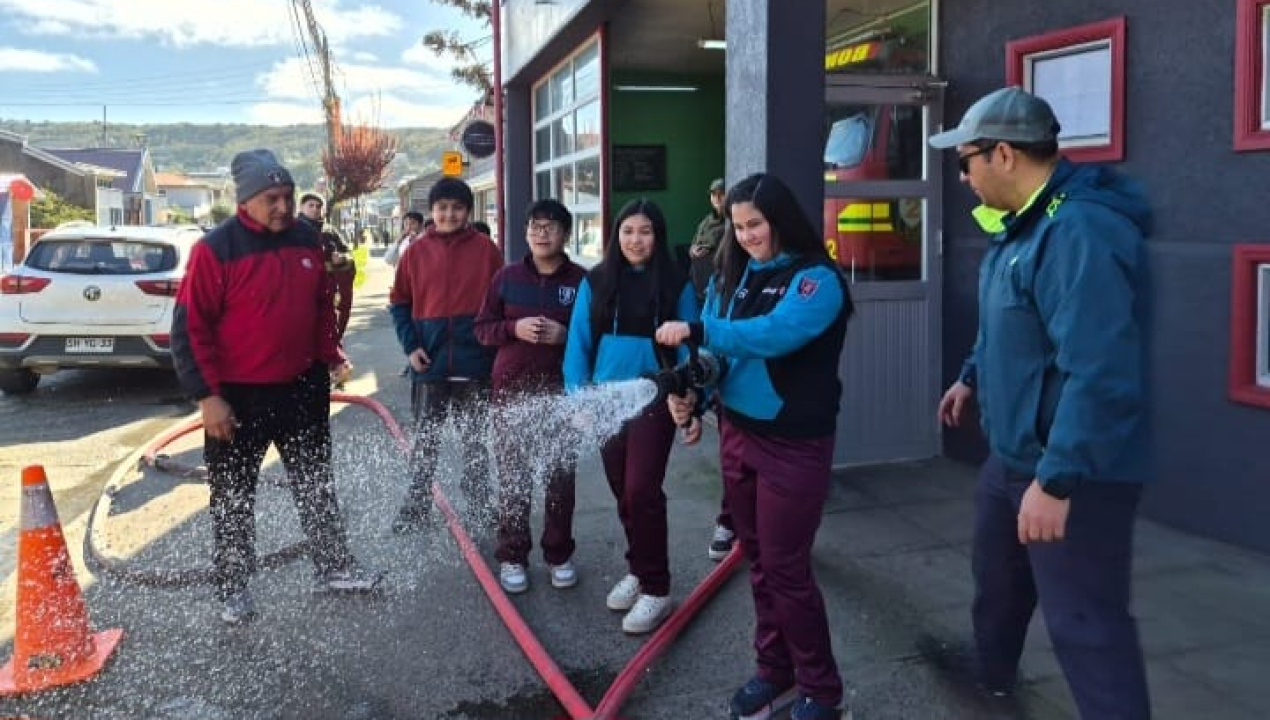 /brigada-escolar-de-lebu-conoce-labor-de-bomberos-en-jornada-de-integracion