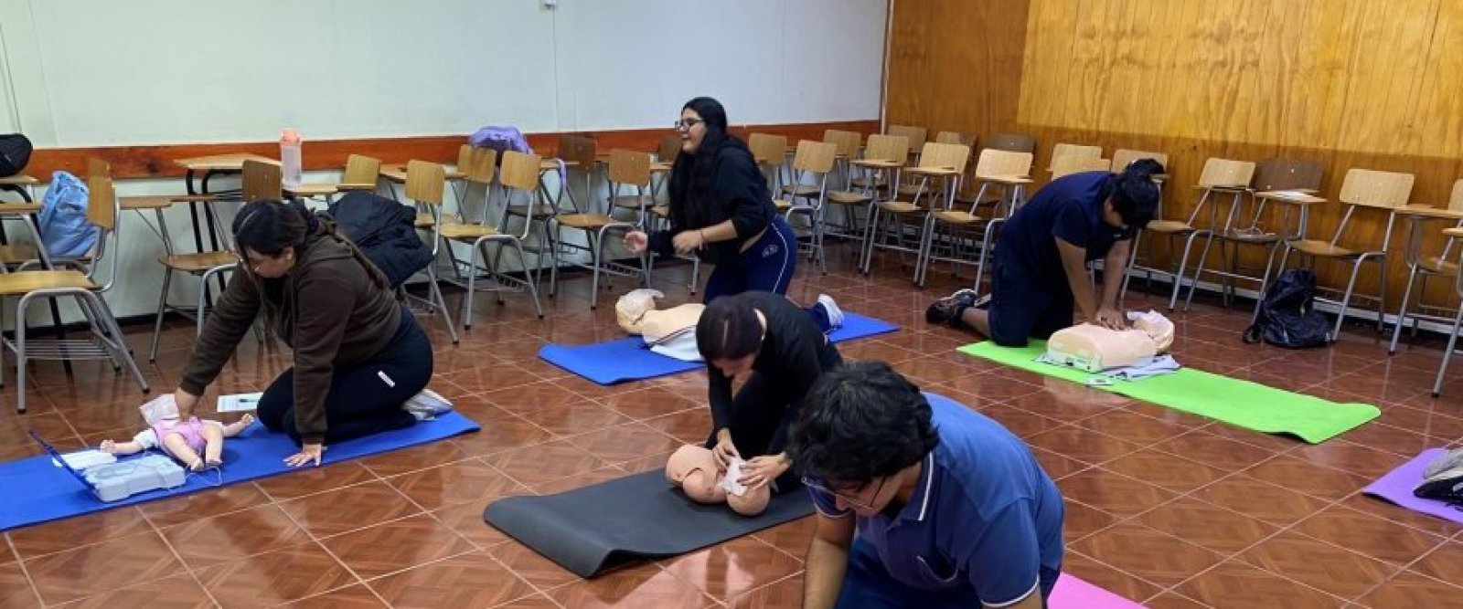 Capacitación en RCP prepara a estudiantes de nivel superior de Santo Tomás Arica en emergencias críticas de salud