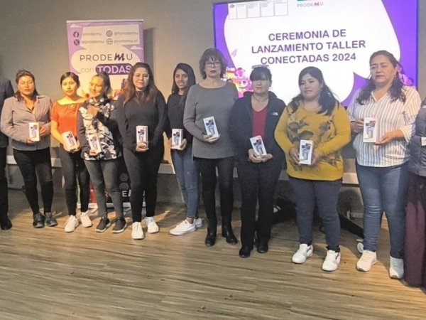 40 ariqueñas beneficiadas con el proyecto “Cuidadoras Conectadas”