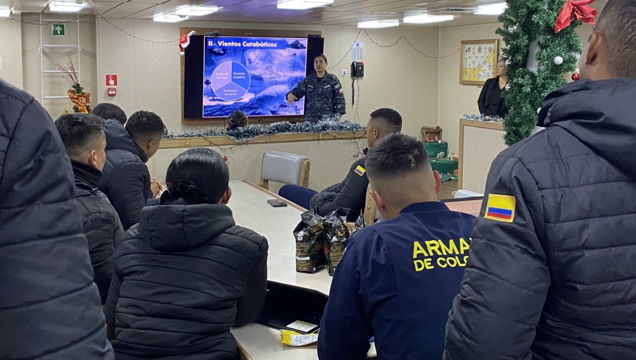 /meteorologos-de-la-armada-de-chile-realizaron-instruccion-a-dotacion-del