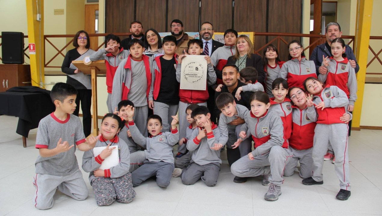 /escuela-de-laguna-blanca-recibe-sello-acciona-de-la-seremi-de-las-culturas