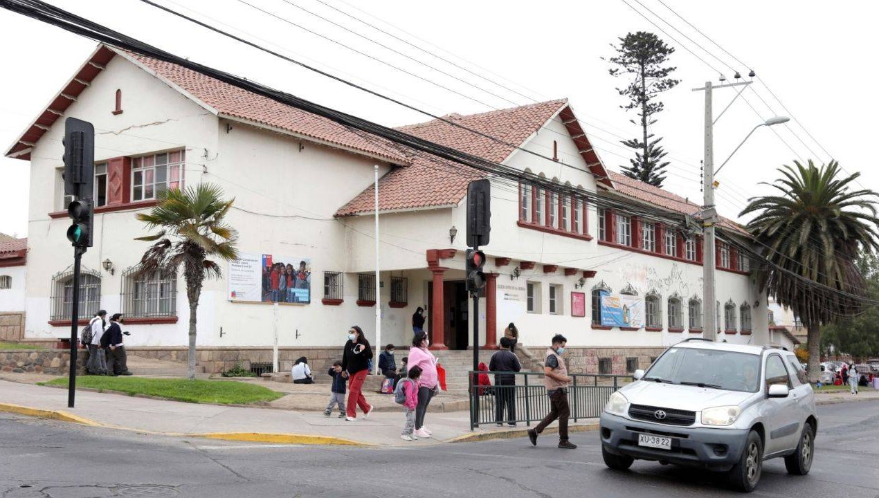 /la-serena-adulta-mayor-cae-por-las-escaleras-de-su-local-de-votacion