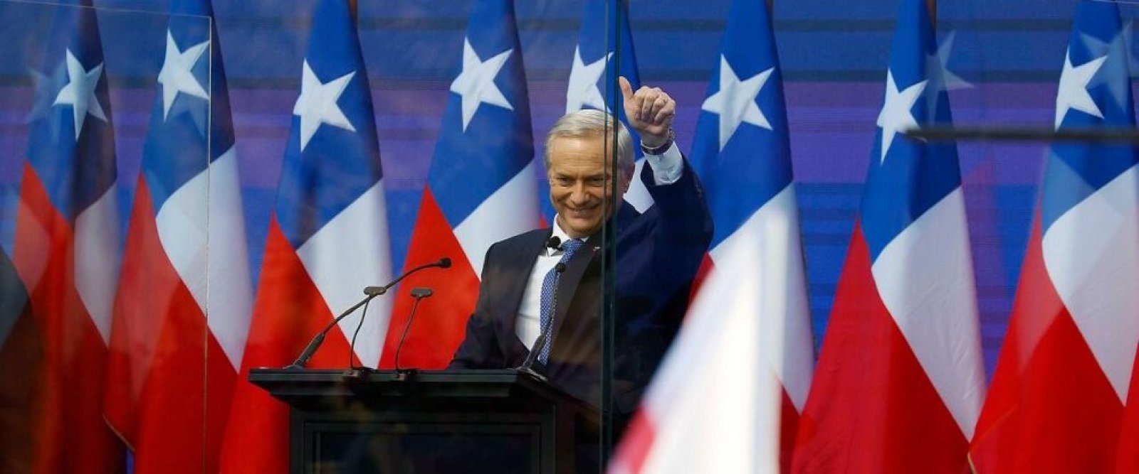 Kast cierra su campaña en Concepción utilizando nuevamente un vidrio blindado